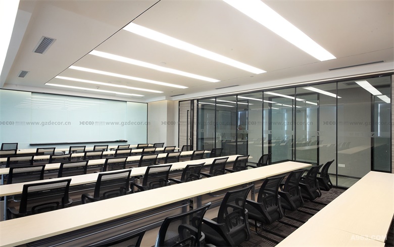 高科技辦公室裝修如何設計靈活工作區？